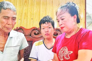 Chị Phan Thị Thuyên (ngoài cùng bên phải) quyên góp và trao 200 triệu đồng cho người nhà bà Nguyễn Thị Quyên để giúp bà Quyên điều trị tai nạn.