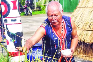 Già làng thực hiện nghi thức mời Yàng về dự lễ hội.