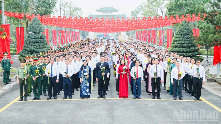 Đoàn Tỉnh ủy, Hội đồng nhân dân, Ủy ban nhân dân, Ủy ban Mặt trận Tổ quốc Việt Nam tỉnh Đồng Nai viếng tại nghĩa trang liệt sĩ tỉnh.