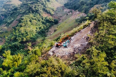 Dự án Đường dây 220kV Than Uyên-Lào Cai hiện đã hoàn thành được 50% kế hoạch. 