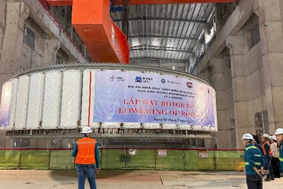 Rotor được kiểm tra và theo dõi kỹ lưỡng trong quá trình lắp đặt. (Ảnh: LÊ CHI) 