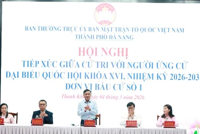 Thường trực Ban Bí thư Trần Cẩm Tú và các ứng viên đại biểu Quốc hội khóa XVI, đơn vị bầu cử số 1, thành phố Đà Nẵng.