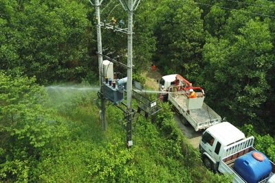 Công nhân Điện lực miền Bắc thực hiện bảo dưỡng hệ thống điện định kỳ. 