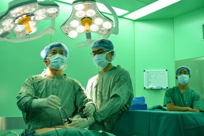 Phó Giáo sư, Tiến sĩ, bác sĩ Võ Duy Long, Phó Trưởng khoa Ngoại tiêu hóa, Bệnh viện Đại học Y Dược Thành phố Hồ Chí Minh thực hiện một ca mổ nội soi dạ dày. 