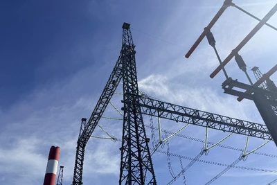 Vệ sinh cách điện hotline tại Trạm biến áp 500kV Vân Phong, Khánh Hòa.