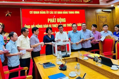 Cán bộ, đảng viên và người lao động cơ quan Đảng ủy các cơ quan Đảng Trung ương chung tay chia sẻ với những thiệt hại của người dân vùng bão lũ.