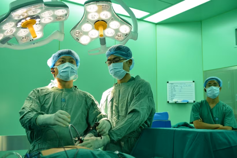 Phó Giáo sư, Tiến sĩ, bác sĩ Võ Duy Long, Phó Trưởng khoa Ngoại tiêu hóa, Bệnh viện Đại học Y Dược Thành phố Hồ Chí Minh thực hiện một ca mổ nội soi dạ dày. 