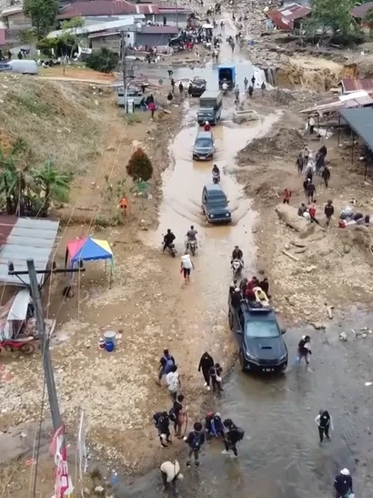 [Video] Indonesia cần 2 đến 3 tháng để khắc phục hậu quả mưa lũ tại Sumatra 