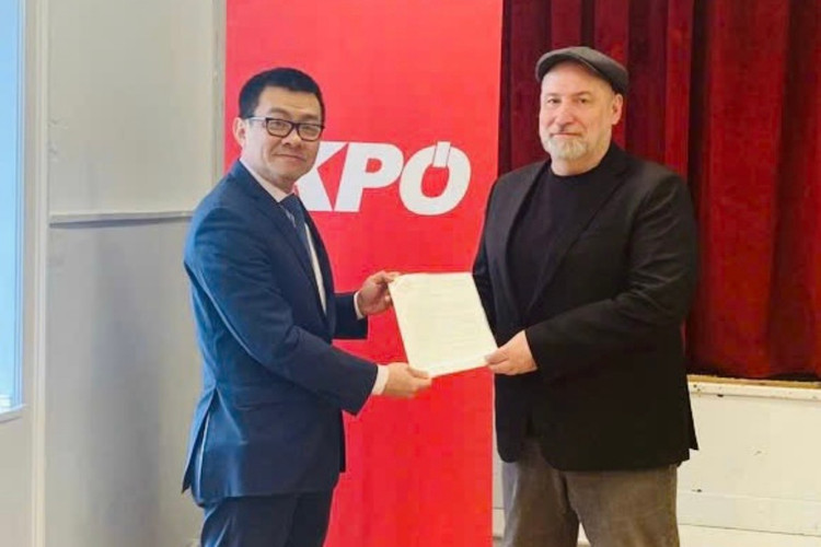 Đại sứ Vũ Lê Thái Hoàng trao Thư cảm ơn của Ban chấp hành Trung ương Đảng Cộng sản Việt Nam tới tay đồng chí Günther Hopfgartner Chủ tịch KPÖ.