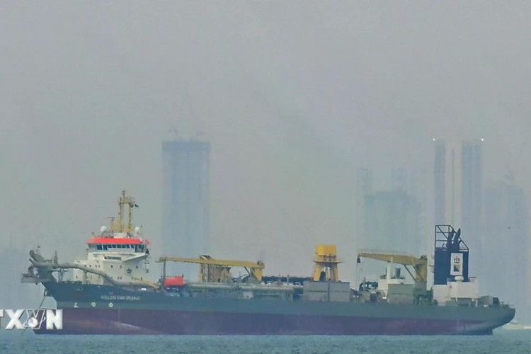 Tàu chở hàng thả neo ngoài khơi bờ biển Các tiểu vương quốc Arab Thống nhất (UAE) do tuyến đường hàng hải bị gián đoạn ở eo biển Hormuz khi xung đột bùng phát giữa Mỹ-Israel và Iran. (Ảnh: Anadolu Agency/TTXVN) 