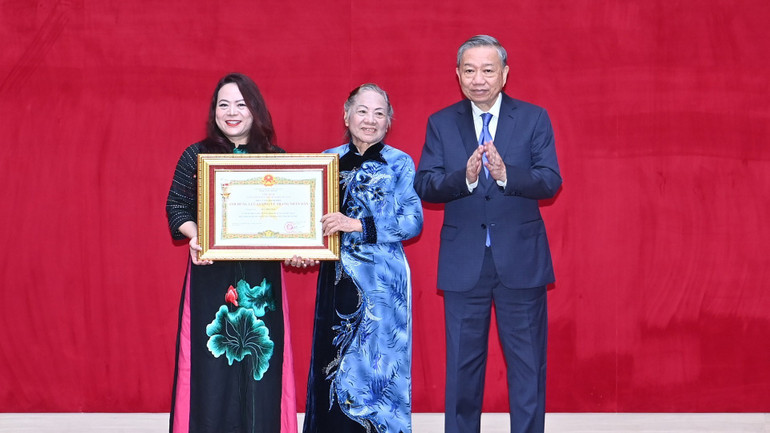 Tổng Bí thư Tô Lâm trao Danh hiệu Anh hùng Lực lượng vũ trang nhân dân thời kỳ kháng chiến chống Mỹ, cứu nước cho đại diện gia đình đồng chí Bộ trưởng, Thượng tướng Bùi Thiện Ngộ. (Ảnh: ĐĂNG KHOA) tbt.jpg