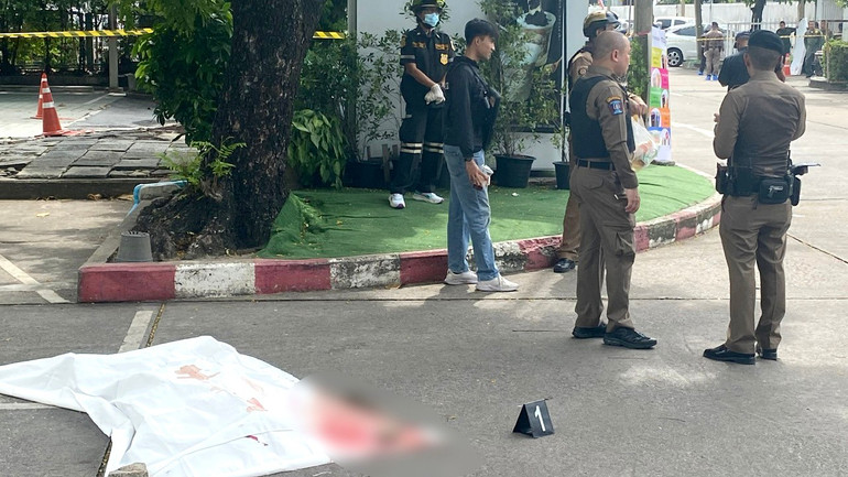 Thi hài 1 trong 4 nạn nhân tại hiện trường. (Ảnh: XUÂN SƠN) xasung.jpg