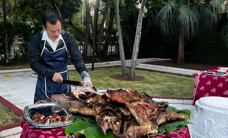 Cán bộ Đại sứ quán kiêm luôn "nhiệm vụ" đầu bếp.