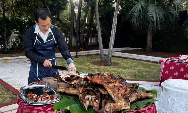 Cán bộ Đại sứ quán kiêm luôn "nhiệm vụ" đầu bếp.