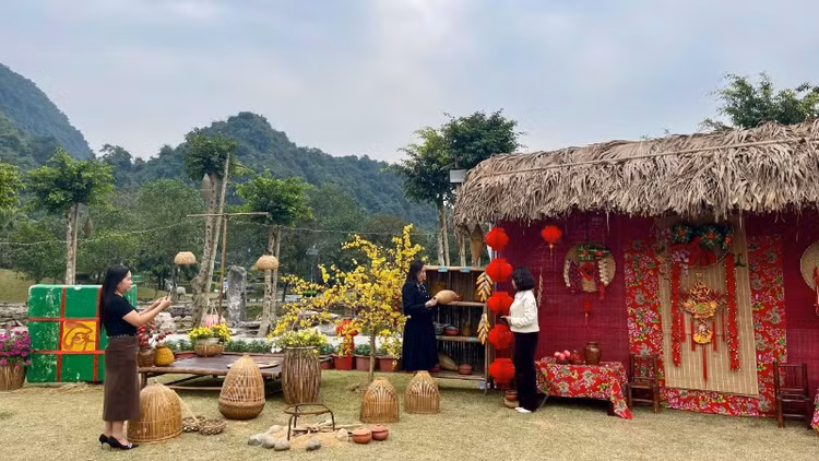 Không gian trải nghiệm Tết cổ truyền tại Khu du lịch sinh thái Thung Nham, Ninh Bình.