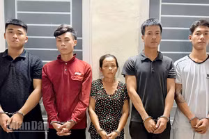 Các bị can: Trần Trọng Nghĩa, Trần Thành Đồng, Nguyễn Thị Sương, Phạm Ngọc Hoài, Nguyễn Văn Mạnh (từ trái qua). (Ảnh: Công an An Giang)