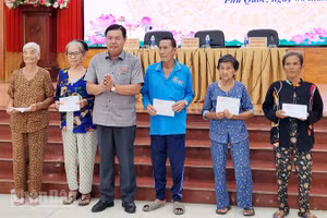 Bí thư Tỉnh ủy An Giang Nguyễn Tiến Hải Đoàn tặng quà cho gia đình chính sách tại buổi tiếp xúc cử tri đặc khu Phú Quốc, chiều 6/5.