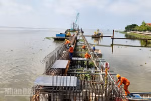 Công nhân thi công công trình lấn biển ở phường Rạch Giá.