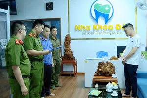 Cơ quan Cảnh sát điều tra tiến hành Lệnh khám xét Phòng khám do Hoàng Trọng Nguyên làm chủ.