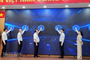 Các đại biểu thực hiện nghi thức bấm nút chính thức ra mắt nền tảng trực tuyến hỗ trợ ươm tạo khởi nghiệp sáng tạo tỉnh An Giang.