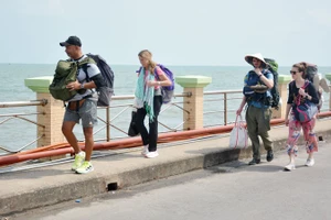 Khách du lịch nước ngoài tại Phú Quốc.