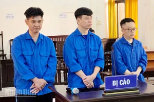 3 bị cáo: Lê Văn Đức (bìa trái), Phạm Út Đạt (giữa) và Nguyễn Thế Cường tại phiên tòa sơ thẩm.
