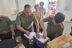 Cơ quan điều tra thi hành Lệnh khám xét tại Văn phòng làm việc của Công ty Đường Lâm. (Ảnh: Công an tỉnh Lạng Sơn)
