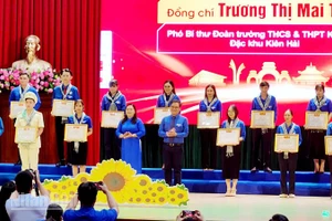 Lãnh đạo Tỉnh đoàn An Giang tuyên dương đảng viên trẻ tiêu biểu năm 2026. 