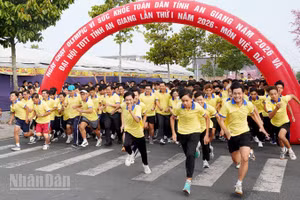 Các vận động viên tham gia chạy hưởng ứng lễ phát động ngày chạy Olympic vì sức khỏe toàn dân, sáng 27/3.