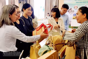 Sản phẩm du lịch trưng bày tại buổi tọa đàm.