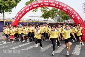 Các vận động viên tham gia chạy hưởng ứng lễ phát động ngày chạy Olympic vì sức khỏe toàn dân, sáng 27/3.