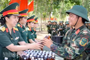 Cán bộ, hội viên phụ nữ lực lượng vũ trang tỉnh An Giang cùng đoàn viên thanh niên địa phương đã trao tặng nước uống phục vụ huấn luyện cho cán bộ, chiến sĩ Tiểu đoàn 512, Trung đoàn 892.