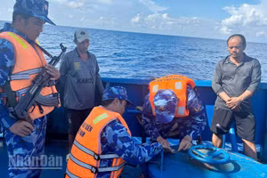 Lực lượng chức năng Bộ Tư lệnh Vùng Cảnh sát biển 4 kiểm tra, niêm phong hàng hóa vi phạm trên tàu BV 99889 TS.