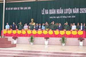 Các đại biểu tiến hành nghi thức chào cờ tại buổi lễ.