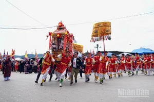 Nghi thức quay kiệu trong phần rước kiệu của Lễ hội đền Kỳ Cùng-đền Tả Phủ.