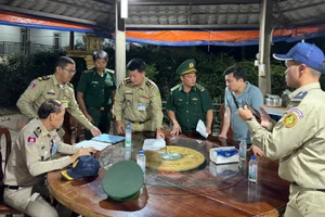 Các lực lượng chức năng Việt Nam và Campuchia bàn bạc các phương án.