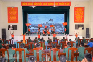 Đoàn viên thanh niên biểu diễn các tiết mục văn nghệ tại lễ phát động Chiến dịch thanh niên tình nguyện hè năm 2026. (Ảnh: PHƯƠNG VŨ)