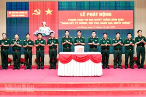 Các đơn vị trực thuộc Bộ Chỉ huy Quân sự tỉnh An Giang ký kết giao ước thi đua. 