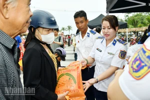 Cán bộ, chiến sĩ Cảnh sát biển trực tiếp trao tận tay nhu yếu phẩm cho bà con nhân dân tại phiên chợ nghĩa tình.