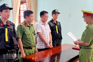 Công an tống đạt các Quyết định khởi tố vụ án, khởi tố bị can đối với Tô Hoàng Dũ. (Ảnh: Cổng thông tin điện tử Công an An Giang)