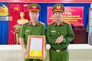 Đại tá Nguyễn Nhật Trường, Phó Giám đốc Công an tỉnh, trao quyết định thưởng đột xuất 5 triệu đồng cho Phòng Cảnh sát kinh tế Công an tỉnh An Giang.