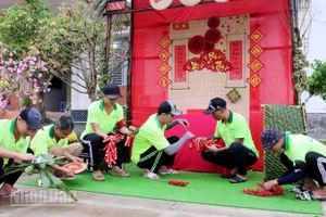 Tiểu cảnh Xuân mang đậm tính truyền thống Tết cổ truyền được các học viên thực hiện.