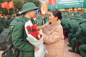 Tân binh nhập ngũ được người thân động viên.