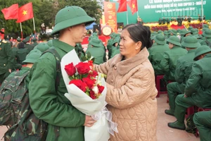 Tân binh nhập ngũ được người thân động viên.