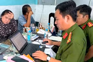 Lực lượng công an làm việc với chủ cơ sở kinh doanh.