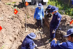 Đội K92 tìm kiếm hài cốt liệt sĩ trên địa bàn xã Kiên Lương. (Ảnh: PHƯƠNG VŨ)