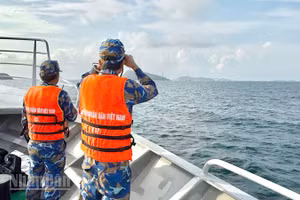 Cán bộ, chiến sĩ Tàu 637, Hải đội 511, Lữ đoàn 127 (Bộ Tư lệnh Vùng 5 Hải quân) quan sát, tìm kiếm ngư dân mất tích trên vùng biển Phú Quốc. (Ảnh: Bộ Tư lệnh Vùng 5 Hải quân). 