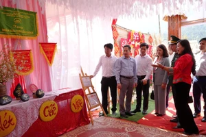 Các đại biểu chấm trang trí trại của các thôn trên địa bàn xã Ba Sơn tại Ngày hội.