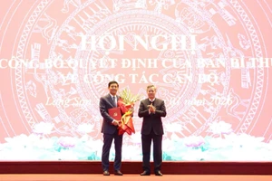 Đồng chí Nguyễn Quang Dương, Ủy viên Trung ương Đảng, Phó Trưởng Ban Tổ chức Trung ương trao quyết định, tặng hoa cho đồng chí Vũ Hoàng Anh, Phó Bí thư Tỉnh ủy Lạng Sơn nhiệm kỳ 2025-2030.