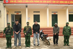 Đối tượng Triệu Văn Hình (đứng thứ 5 từ trái sang phải) và 2 đối tượng người Trung Quốc bị bắt giữ tại Đồn Biên phòng Ba Sơn.